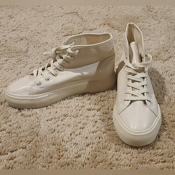 New JustFab Sneakers Size 9 - Picture 2 of 6